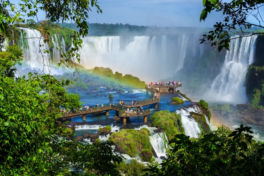 Iguazu'daki Turistler Dünyanın En Büyük Doğalarından Biri Şelalesi