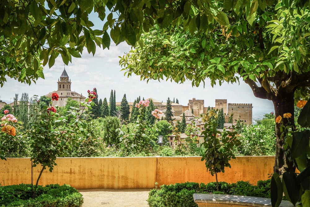 Generalife Bahçeleri'nden Alhambra'nın görünümü