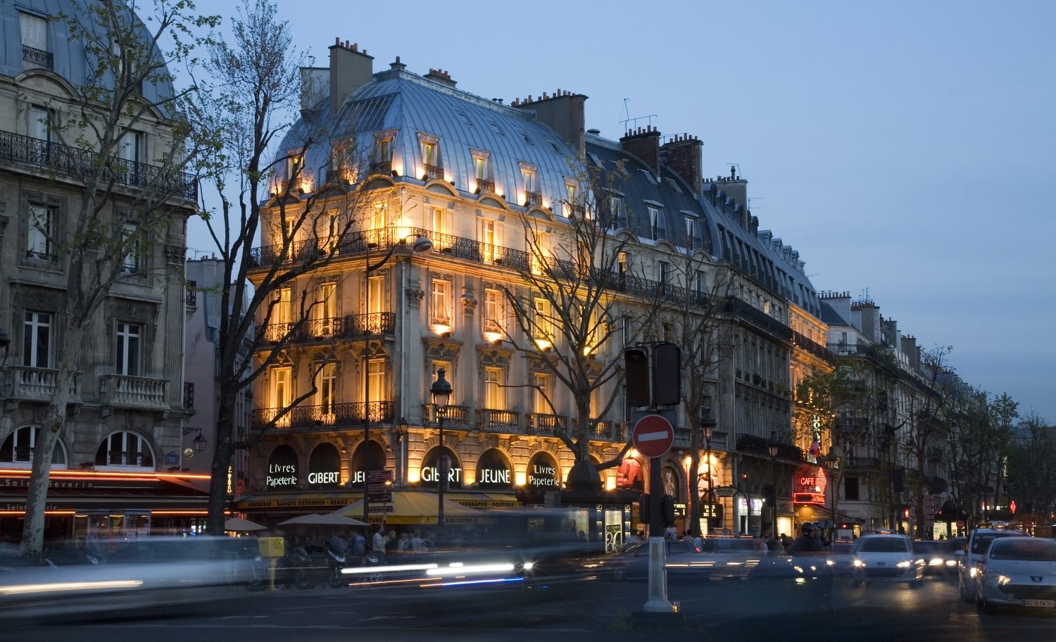 Rive Gauche, Boulevard St Germain, Paris'te bir sokak sahnesi
