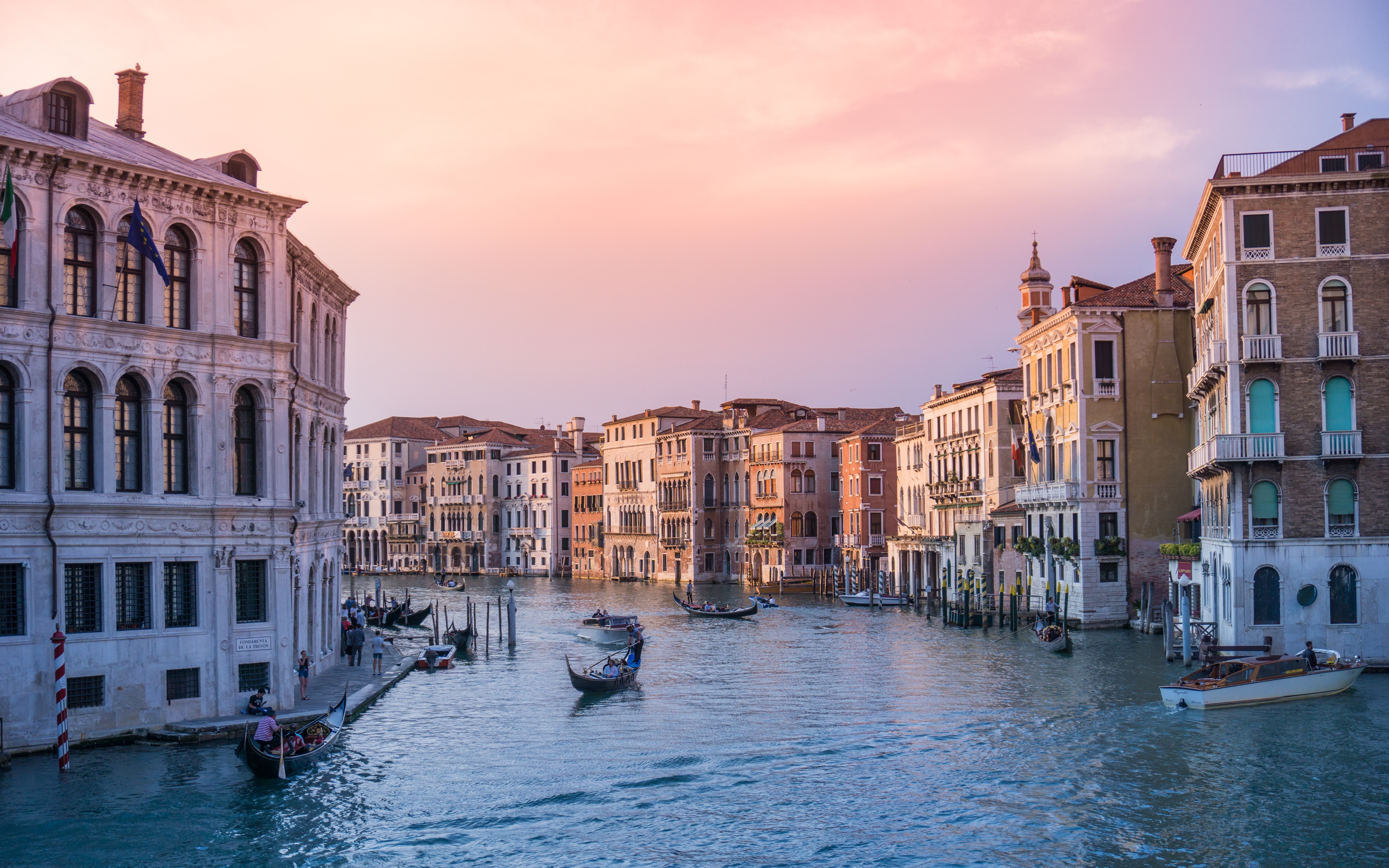 Venedik, İtalya'nın klasik destinasyonlarından biridir ve güzellik açısından neredeyse rakipsizdir.  İtalya'daki en iyi yerlere rehberimizi okuyun
