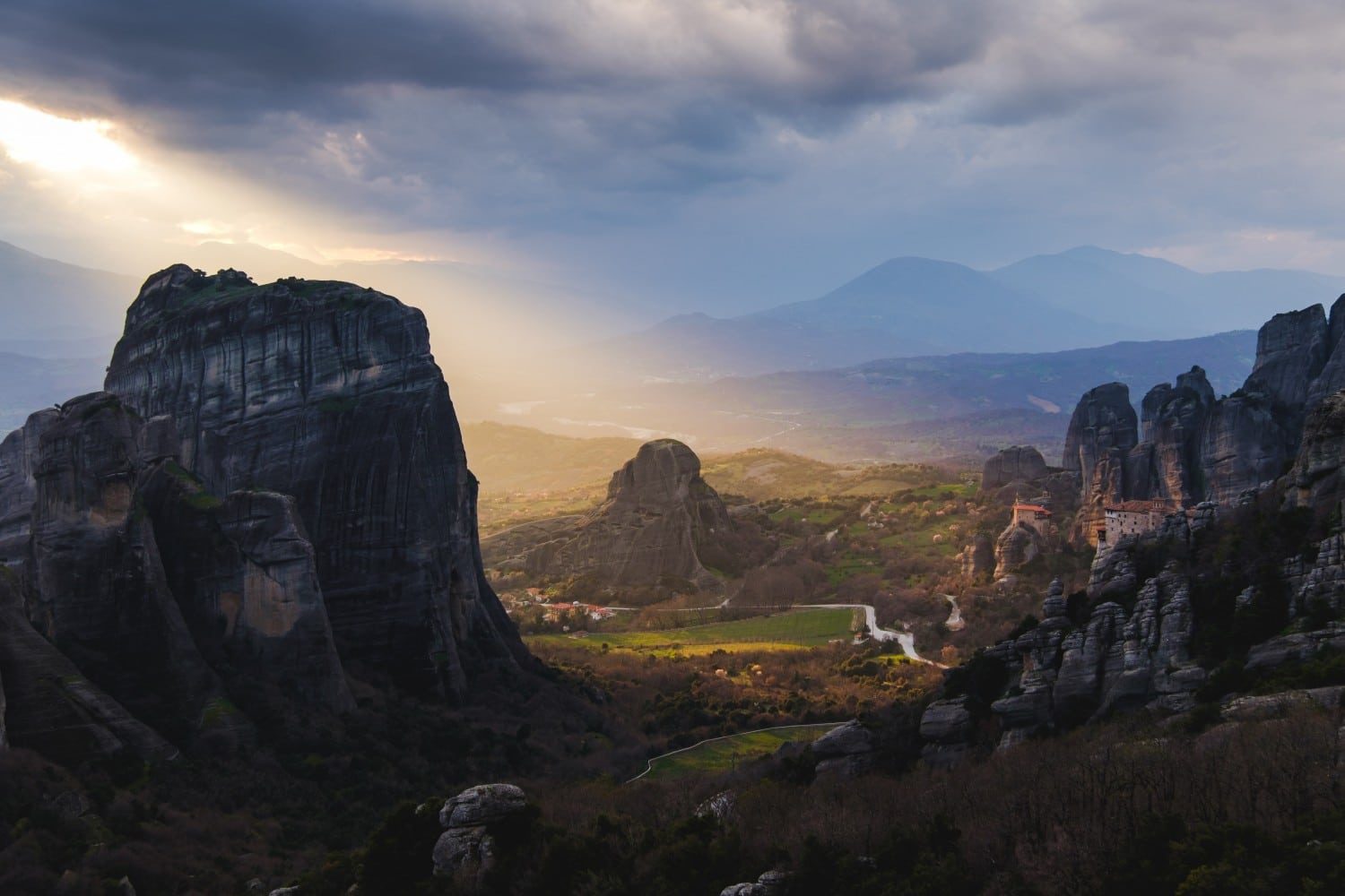 Avrupa'nın en iyi yürüyüşlerinden bazıları için Yunanistan, Meteora'da yürüyüş