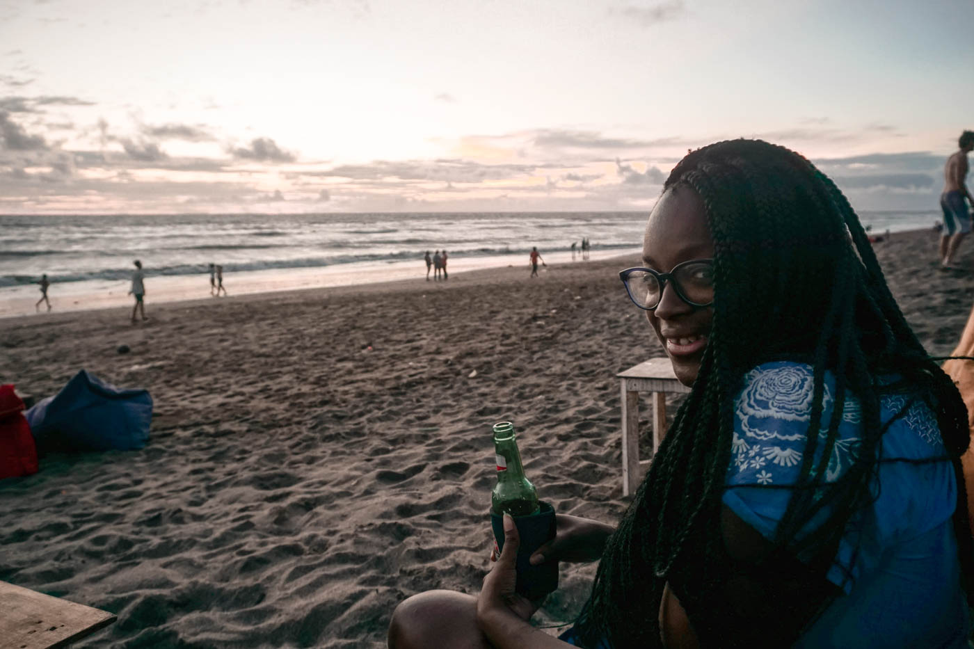 Julianna Barnaby, Canggu'da bir plajda