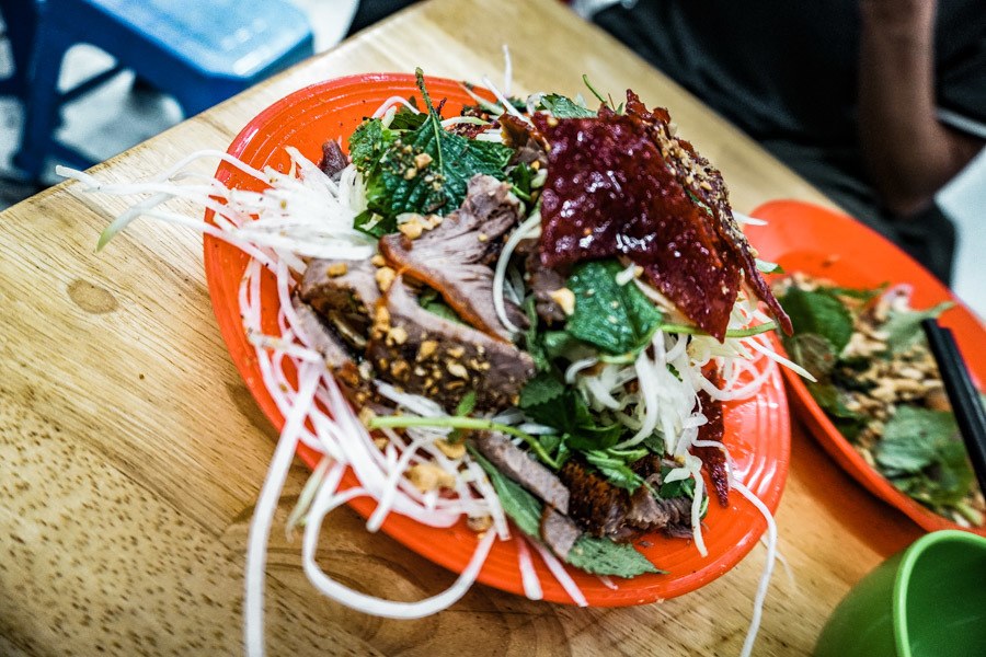 Kurutulmuş dana eti salatası.  Nihai Hanoi sokak yemekleri tur rehberi.  Hanoi'deki en lezzetli Viyana yemeklerini keşfetmek için adım adım bir rehber - sokak yemekleri, fotoğraflar ve haritalar dahil.  Şuna bir göz atın #streetfood #hanoi #seyahat