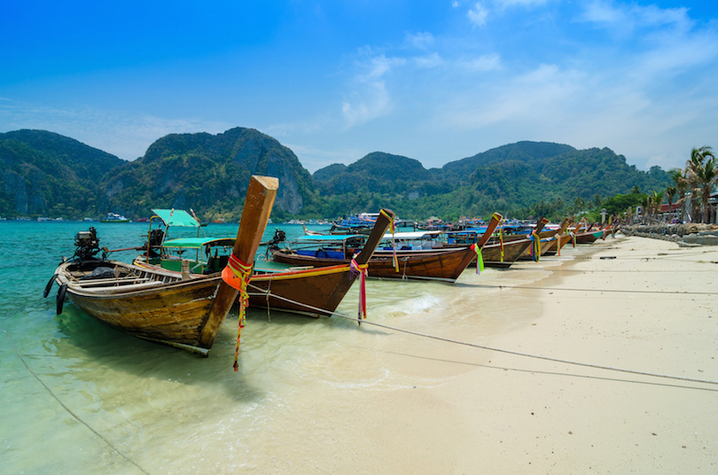 Phi Phi Leh adasında Uzun Kuyruklu Tekneler
