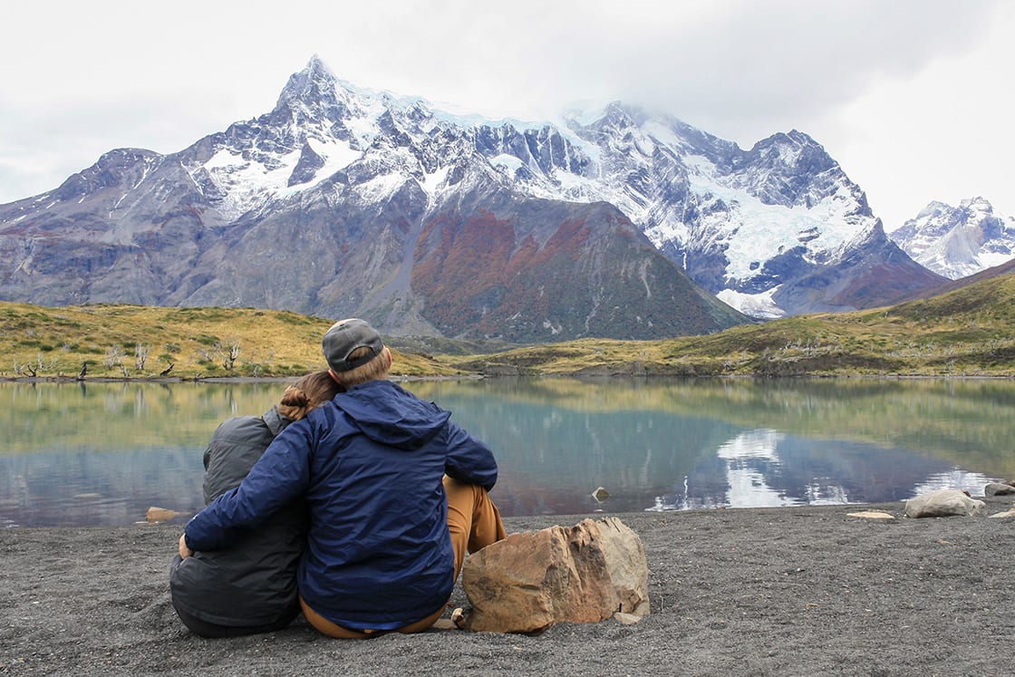 Çiftin arkası Patagonya, göldeki güzel dağın yanında