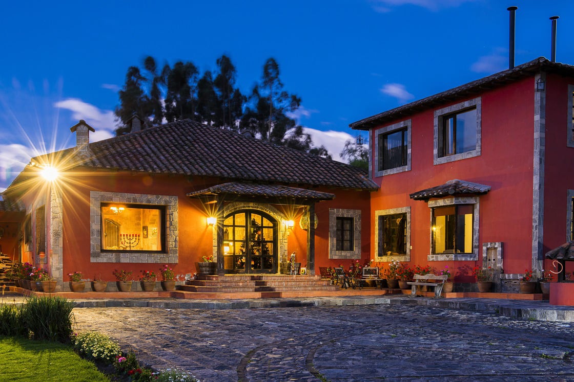 Hacienda Hato Verde, sınırlı sayıda misafire kişiselleştirilmiş hizmet sunan, çalışan bir geleneksel İspanyol Hacienda olan Cotopaxi Volkanı'nın yamaçlarında yer almaktadır.