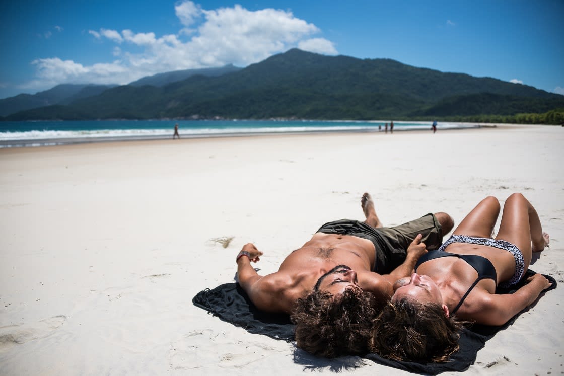 Brezilya'da Güneşlenirken Genç Çift