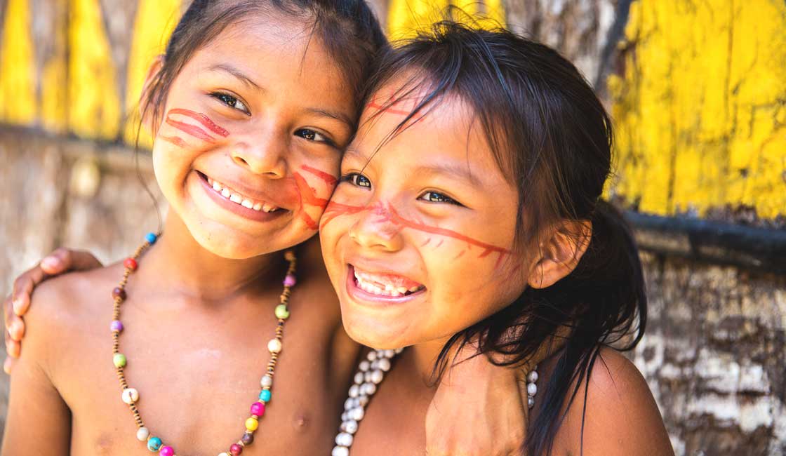 Bir fotoğraf için gülümseyen Amazon çocukları
