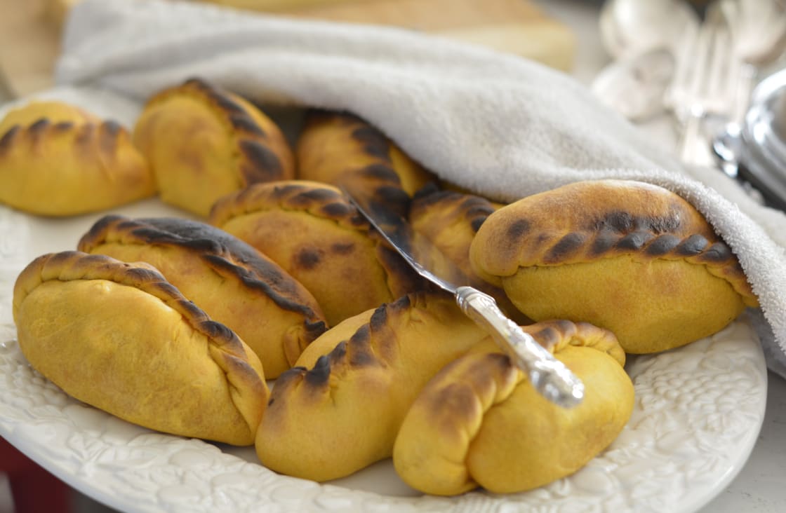Bolivya Salteñas Fırında Snack Tabakta