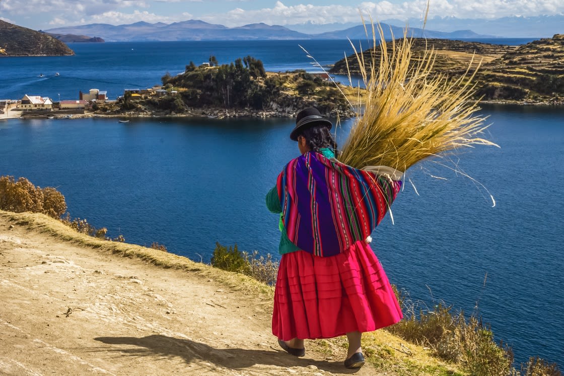 Bolivyalı Kadın Geleneksel Elbiseli Güneş Adasında Yürüyor, Titicaca Gölü