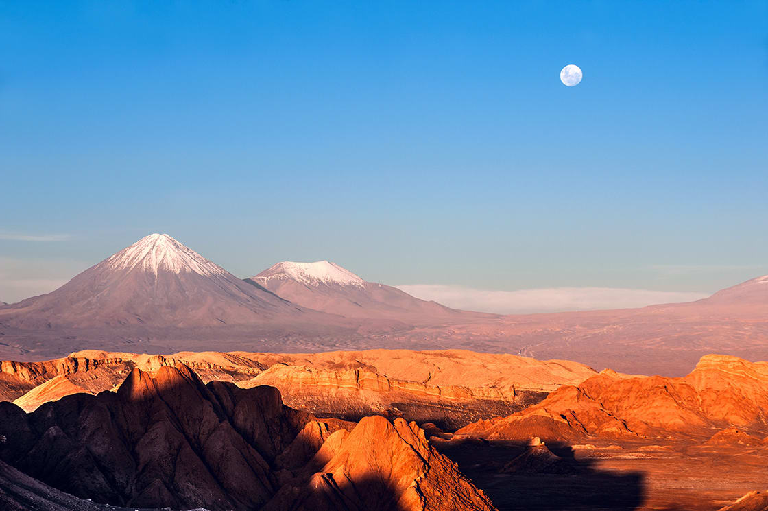 Ay Vadisi'ndeki Licancabur ve Juriques Volkanları, Atacama Çölü