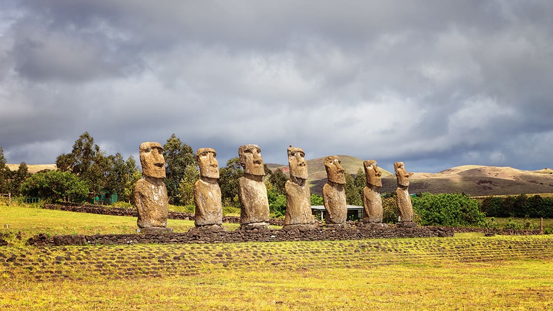 paskalya adasında taş heykeller