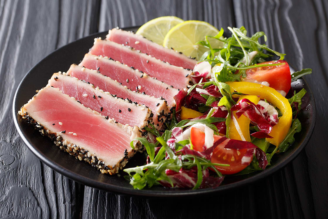 Güzel,Yemek:,Biftek,Ton balığı,In,Susam,,Kireç,And,Taze,Salata
