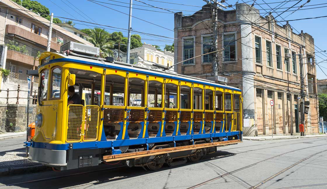 Rio sokakta sarı tramvay
