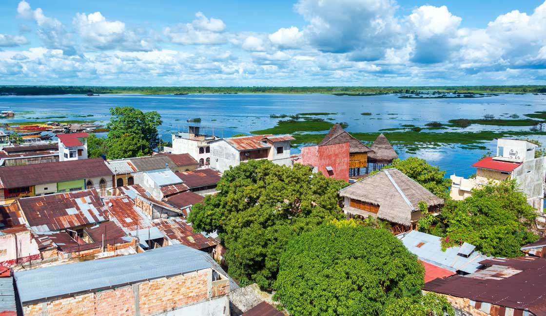 Nehir ve Iquitos kasabası havadan görünümü