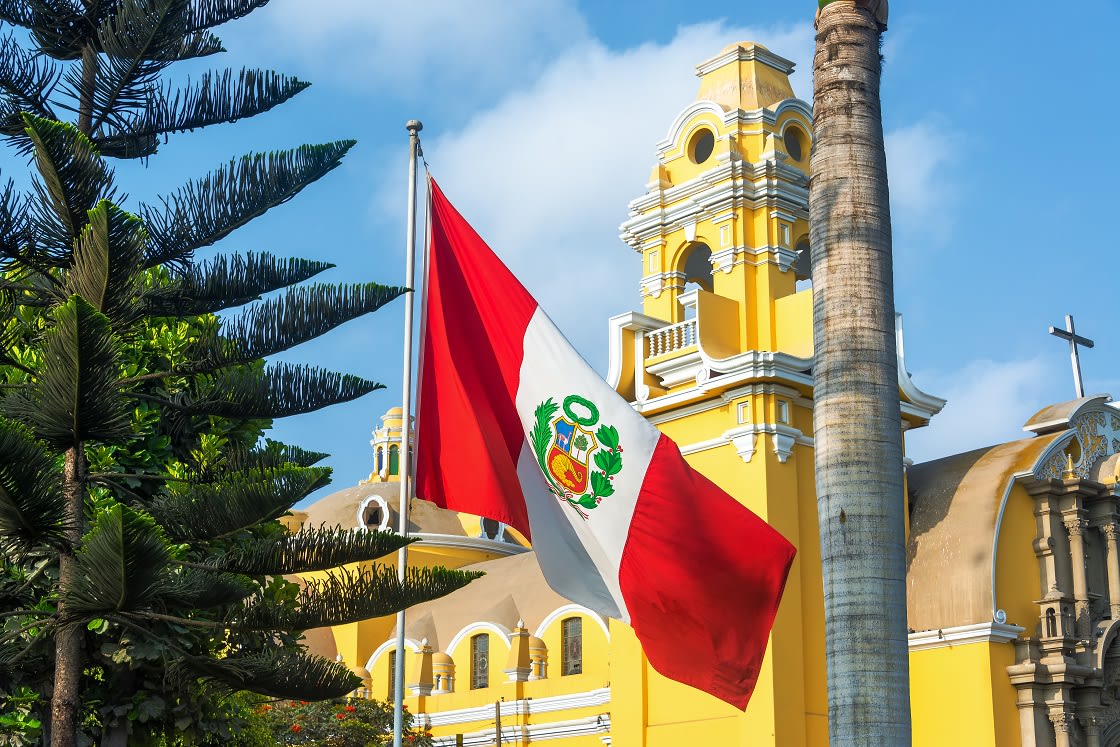 Barranco Katedrali ve Barranco Mahallesi'ndeki Peru Bayrağı