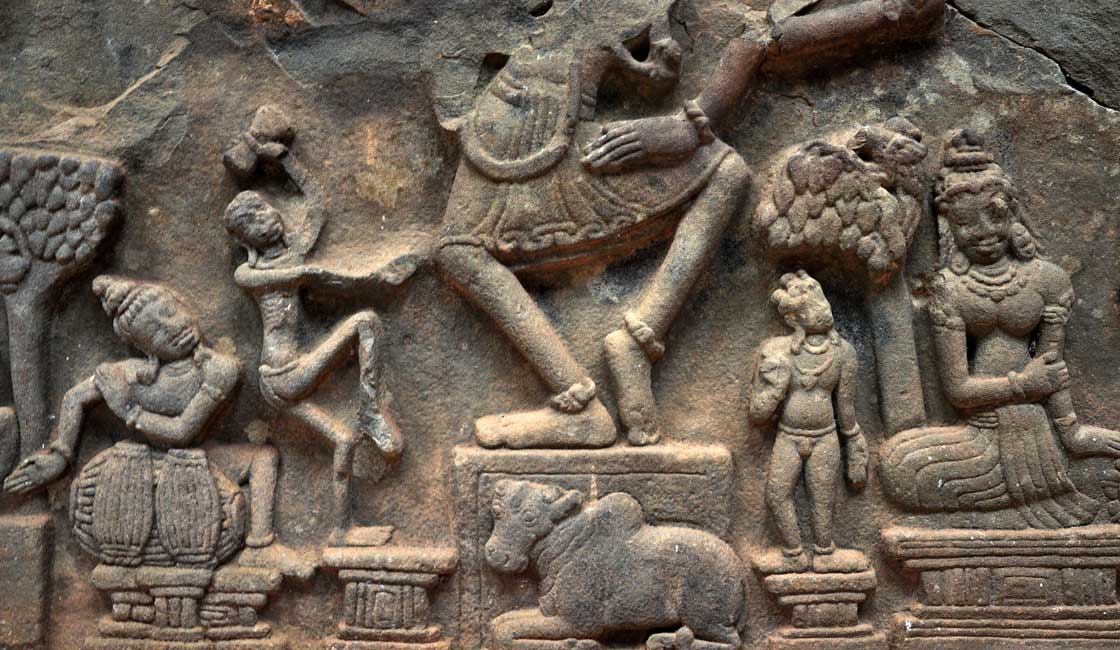 Ortada Shiva ile kumtaşı kabartması