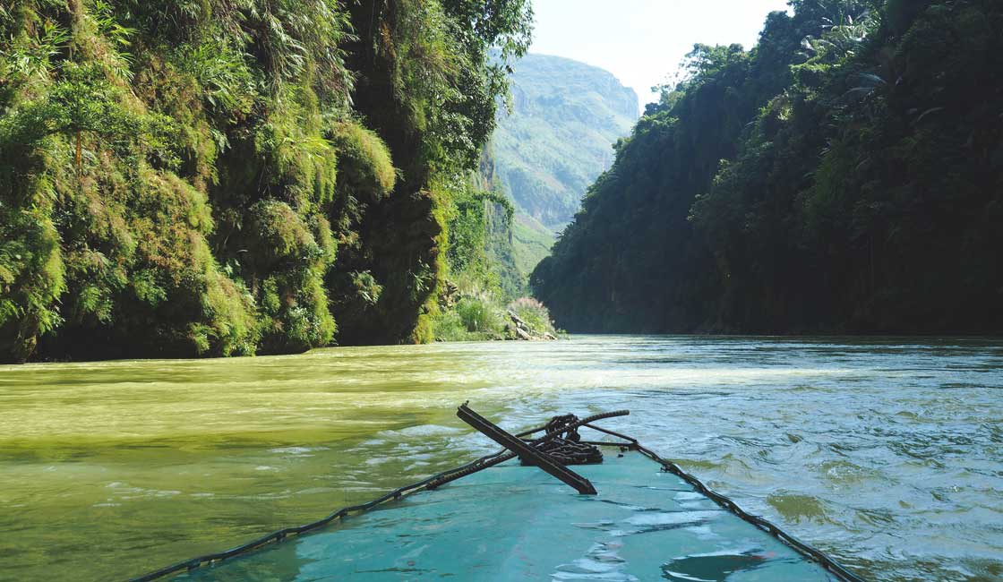 nehir üzerinde Sampan