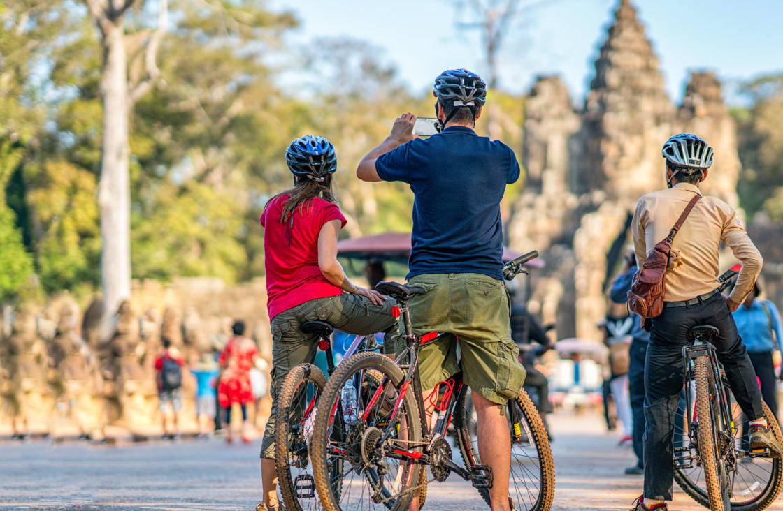angkor wat'ta bisiklete binen turistler