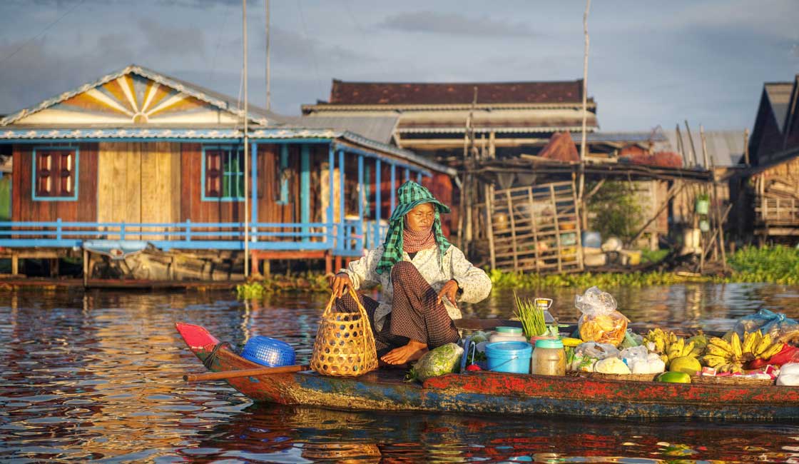 Yüzen köyde bir teknede kadın