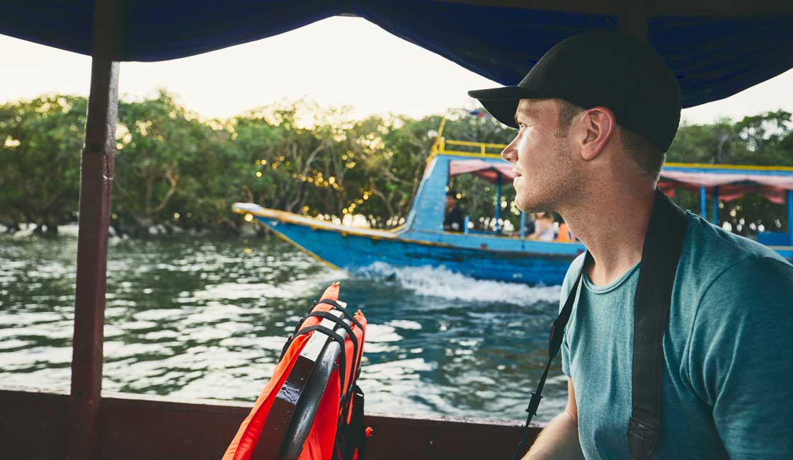 Kamboçya'da bir teknede turist