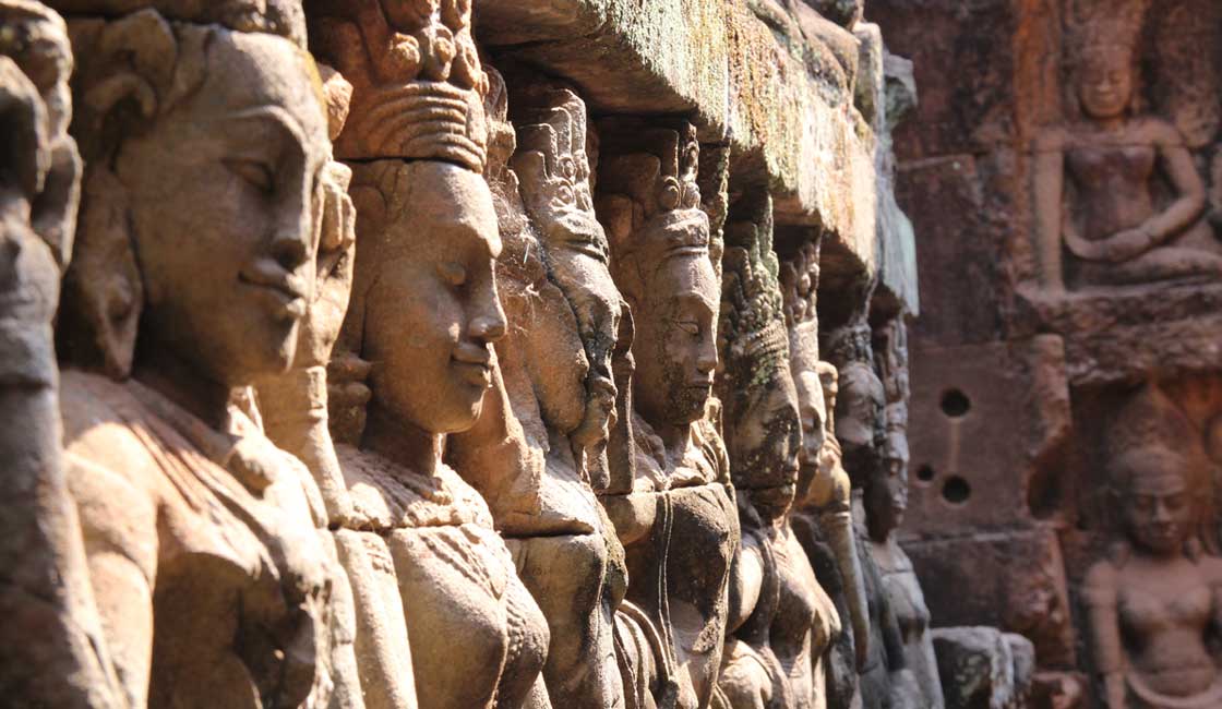 Angkor tapınağındaki Apsaras'ın taş oymalarının yakın çekimi