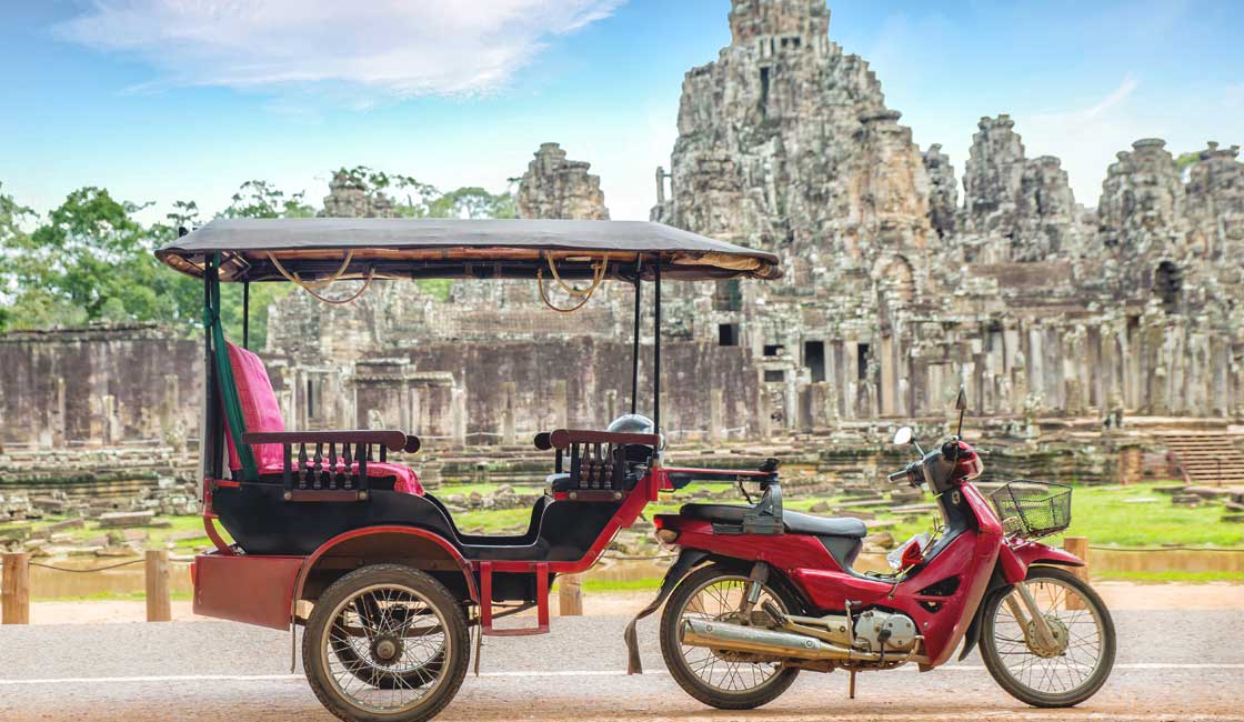 Angkor Wat'ın önünde Tuk-tuk
