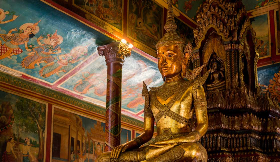 Wat Phnom'un içindeki Buda heykeli