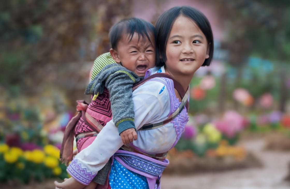 laos'ta bir köyde kız ve bebek