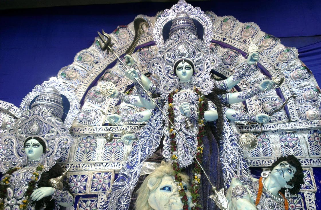On kollu tanrıça Durga'nın bir heykeli