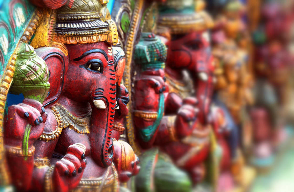 Renkli Ganesh heykelcikleri