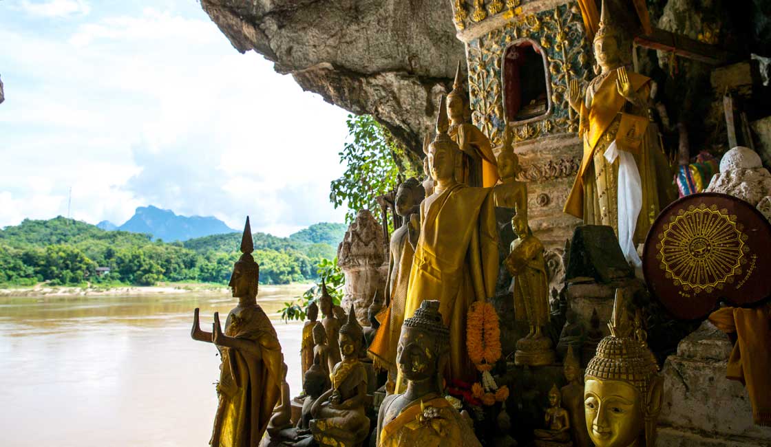 Buda heykelleriyle dolu mağara