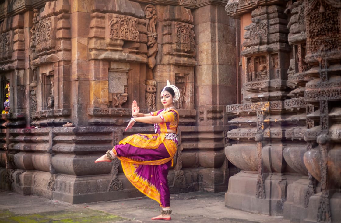 Odisha'daki Brahmesvara Tapınağı'nda Hint klasik odissi dansçısı