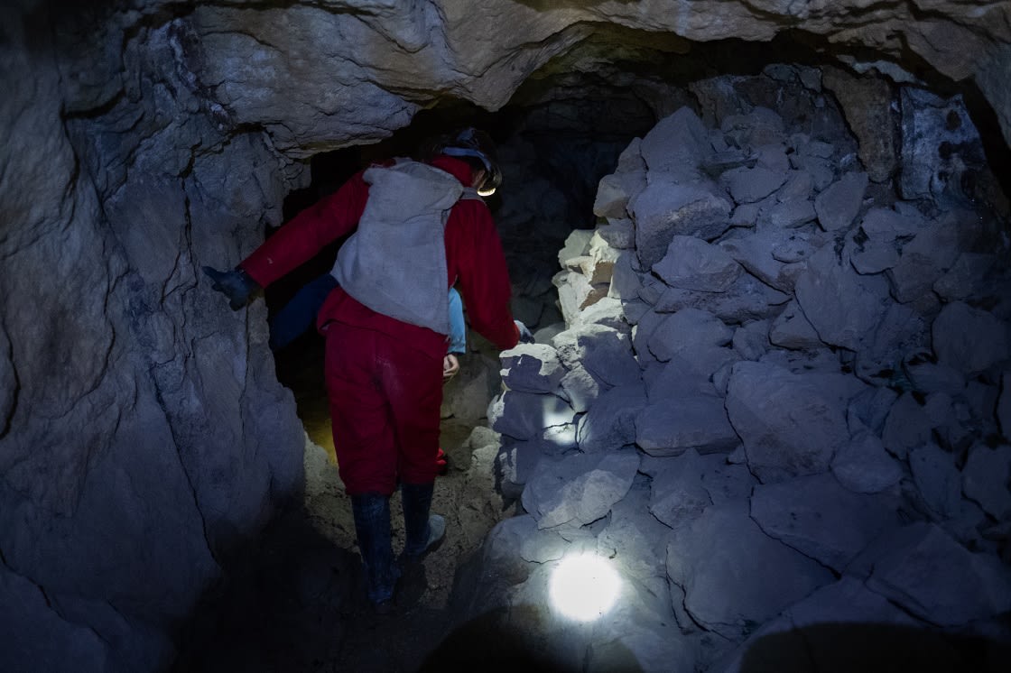 Turist Potosi Bolivya'da Kooperatif Madeninin İçinde Yürüyor