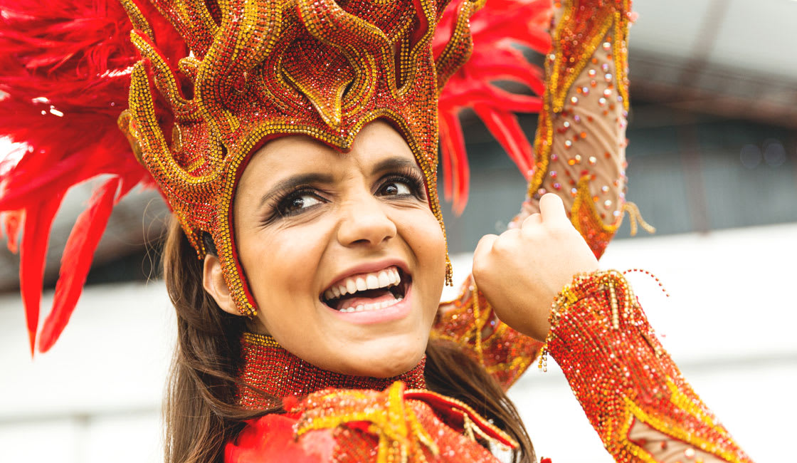 Rio'da samba dansçısı gülümseyen yüz