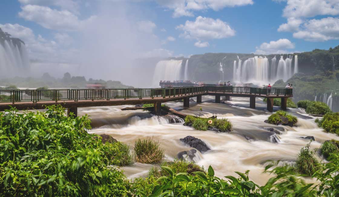 Iguazu'nun devasa şelaleleri