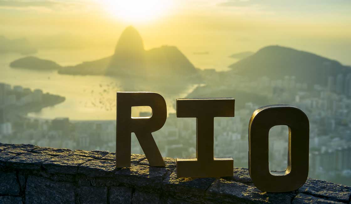 RIo de Janeiro'ya bakan tepede Rio kelimesini oluşturan harfler