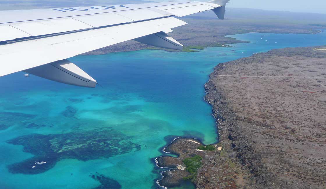 Galapagos Adaları üzerinde uçak