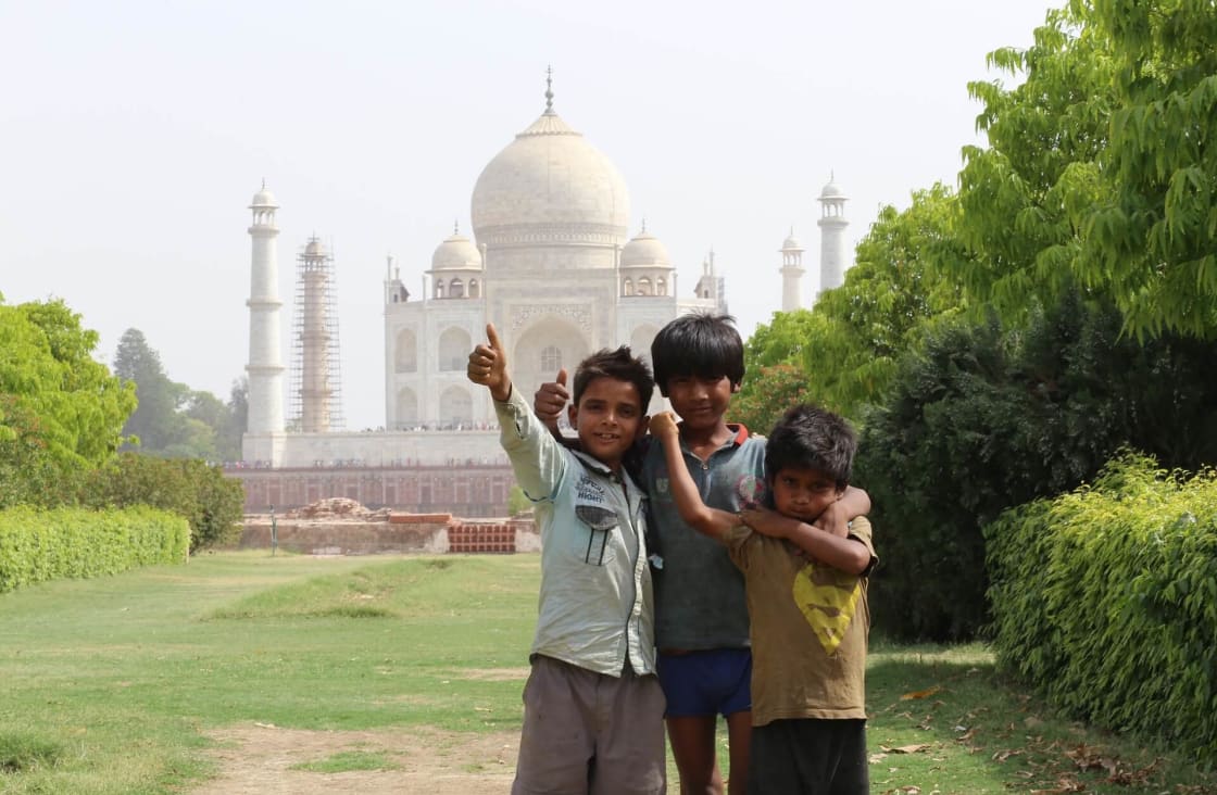 Hintli çocuklar Tac Mahal'de
