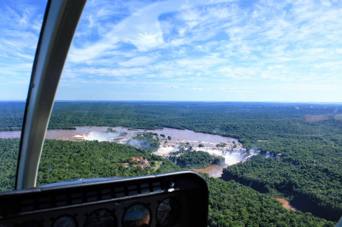 Iguaçu Ulusal 'da Iguazu Üzerinden Uçan Turistler Helikopterle Düştü