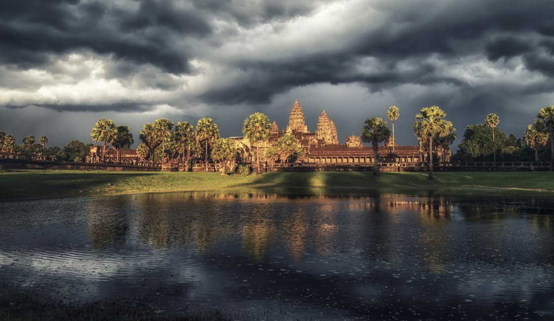 Angkor Wat üzerinde yağmur bulutları
