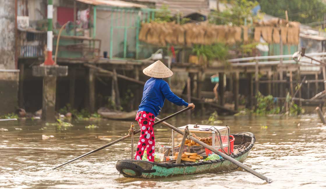 Vietnamlı kadın kürek teknesinde