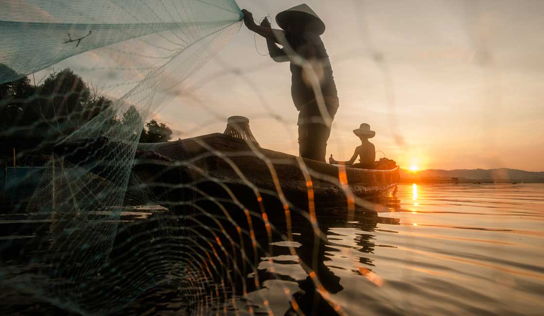 Mekong'da şafakta balık tutan adamlar