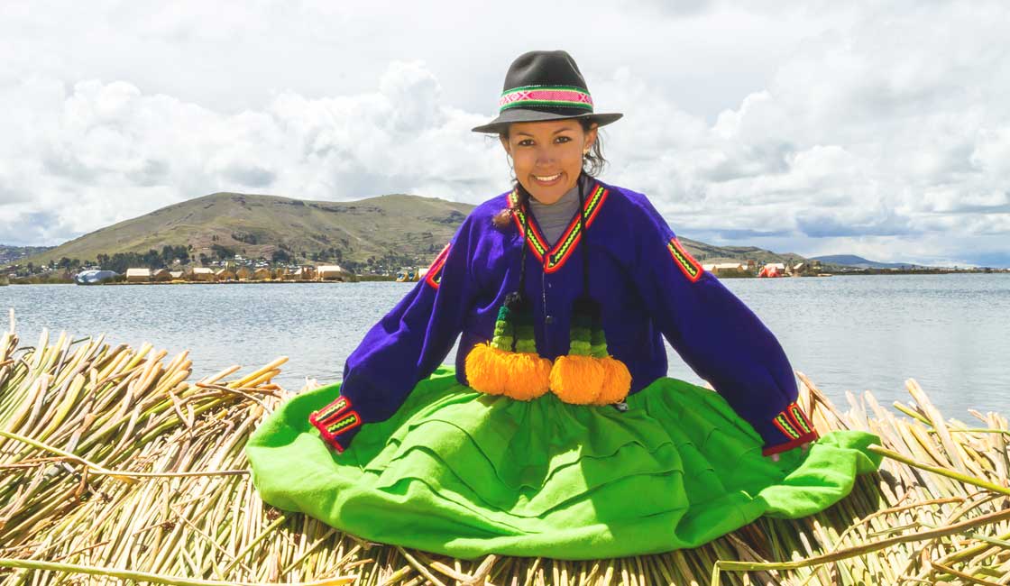 Geleneksel Titicaca bölgesi kıyafetleri giyen kadın