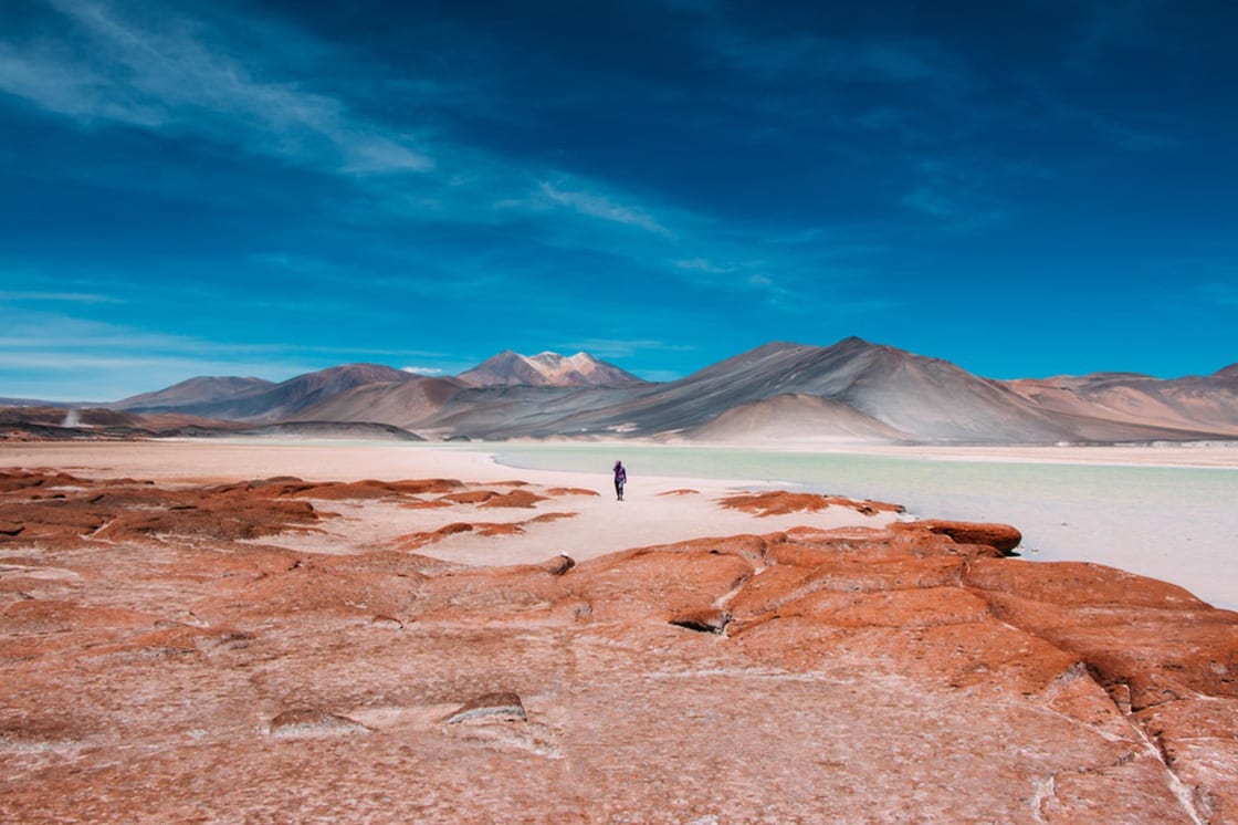Atacama Çölü, And Dağları'nın batısında, Pasifik kıyısında 1.600 km'lik bir kara şeridini kaplar.
