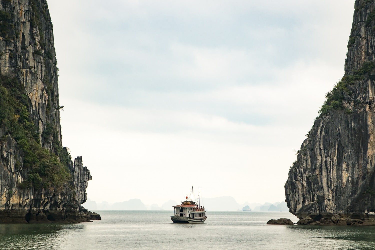 Ha Long Körfezi, Vietnam'da ziyaret edilecek en iyi yerlerden biridir. Unsplash'ta Ryan Waring'in fotoğrafı