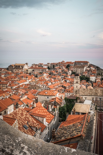 Dubrovnik'te Game of Thrones'u keşfetmenin nihai rehberi.  Eski şehrin ve mevsimlerde kullanılan diğer yerlerin kendi kendine rehberli turu - resimler ve harita ile tamamlandı.  kaçırmayın!  #get #gameofthrones #seyahat #dubrovnik