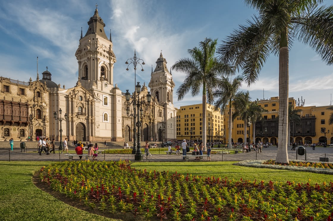 Katedral ve Lima Ana Meydanı'nın Görünümü