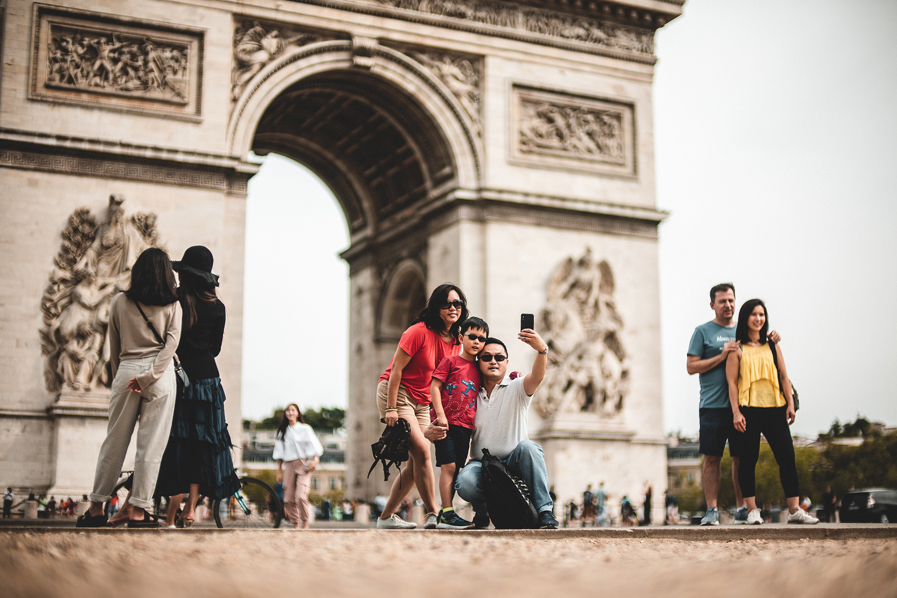 Arc de Triomph'ta selfie çeken yeni göçmen ailesi