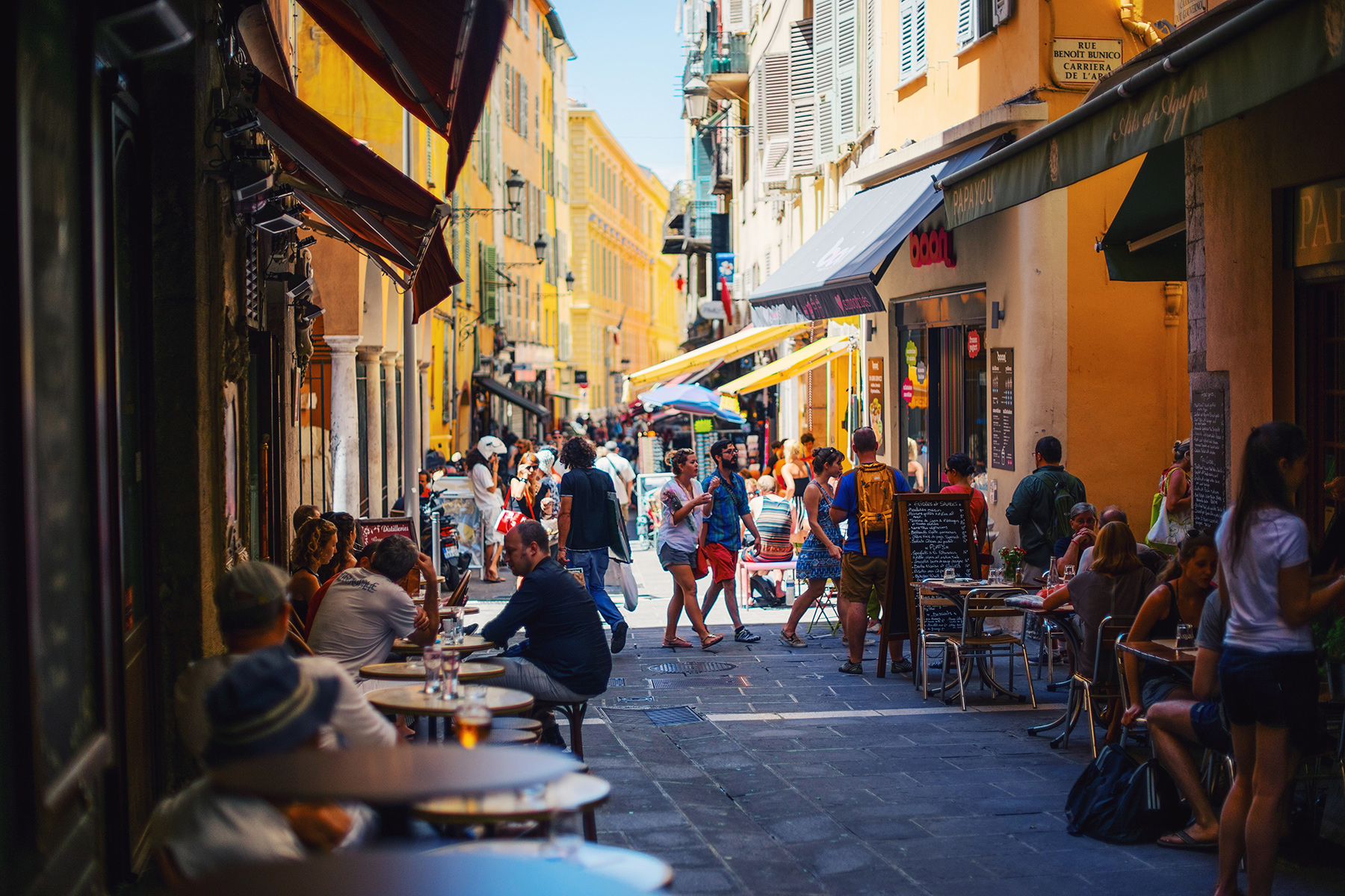 Nice'de turistler ve açık hava kafeleriyle dolu dar bir sokak